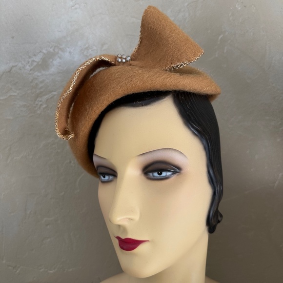 IMPRESSIVE 1950\'s MUSTARD COLOR FUZZY FELT  CAP +  BOW WITH GOLD THREAD EDGING main image 10